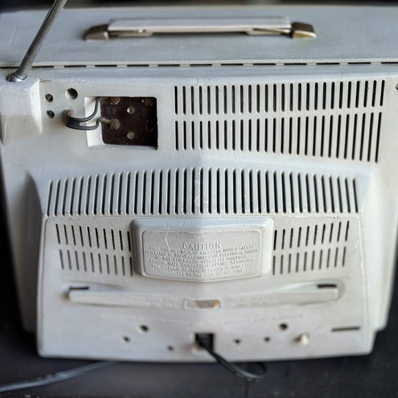 Vintage Zenith Portable TV – Classic 1960s/70s Retro Design - Picture 4 of 5